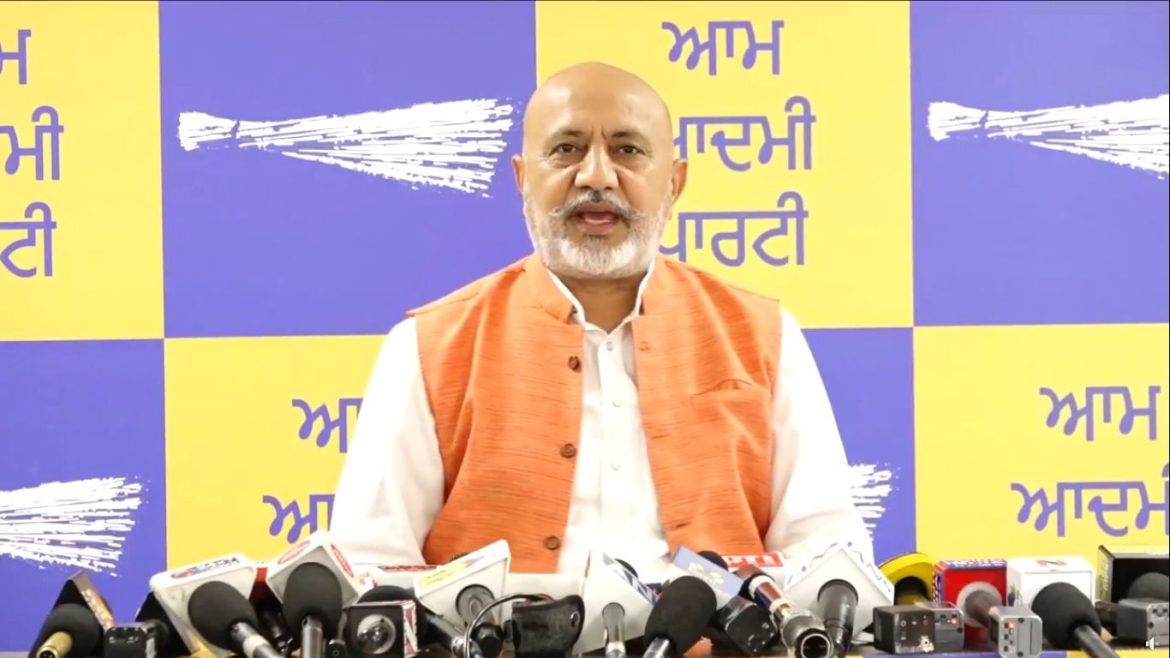 बलतेज पन्नू का हमला: सुखबीर बादल पर चिट्टा तस्करी और गैंगस्टरवाद का आरोप, पंजाबियों के साथ भद्दा मजाक