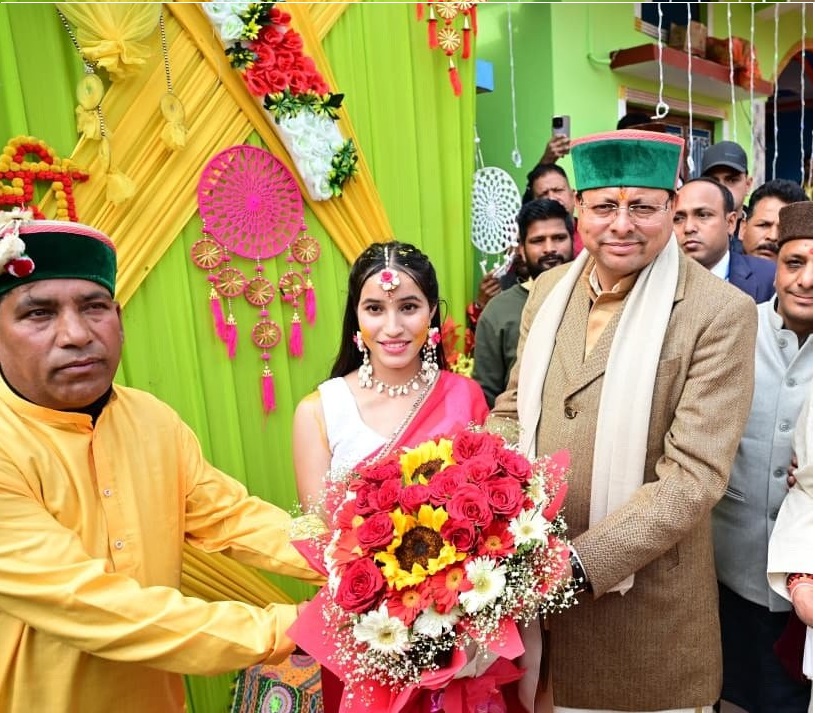 मुख्यमंत्री पुष्कर सिंह धामी ने बूथ अध्यक्ष की बेटी की शादी में तोड़ा प्रोटोकॉल, सीधे निभाई हल्दी की रस्म