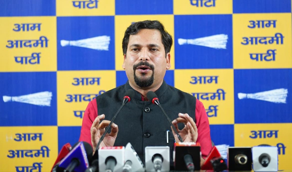 AAP नेता संजीव झा ने बीजेपी के नेताओं पर साधा निशाना, अरविंद केजरीवाल के एक्साइज केस डिस्चार्ज पर उठाए थे सवाल