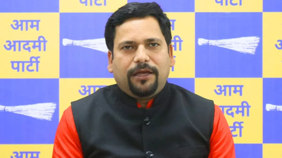 AAP विधायक संजीव का आरोप: बीजेपी ने अंग्रेजों की क्रूरता को नकारा, फांसी घर के इतिहास पर पर्दा