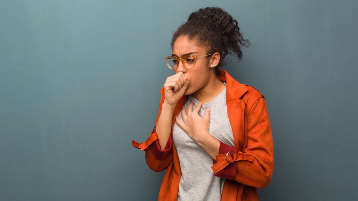 Dry Cough Causes: मौसम बदलते ही बढ़ी सूखी खांसी की समस्या, जानें बचाव के आसान तरीके