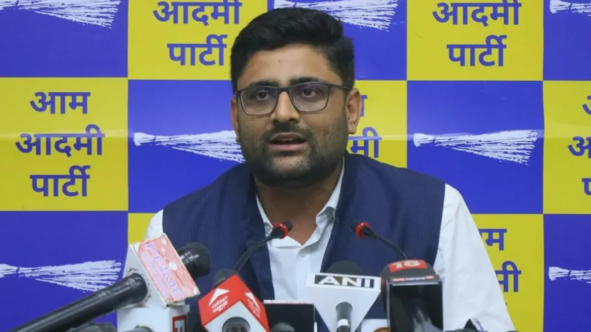 AAP विधायक गोपाल इटालिया ने फिक्स पे कर्मचारियों पर सरकारी करोड़ों खर्च पर उठाए सवाल