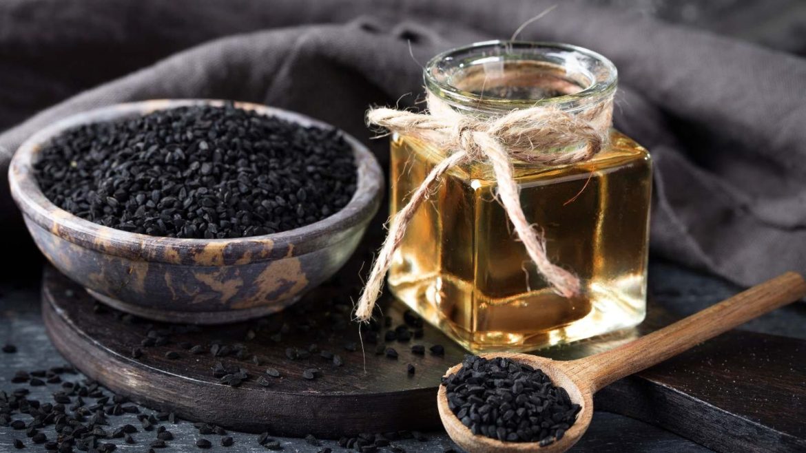 Kalonji Oil Benefits For Hair: क्या कलौंजी तेल सच में रुकता है हेयर फॉल? जानें सही तरीका