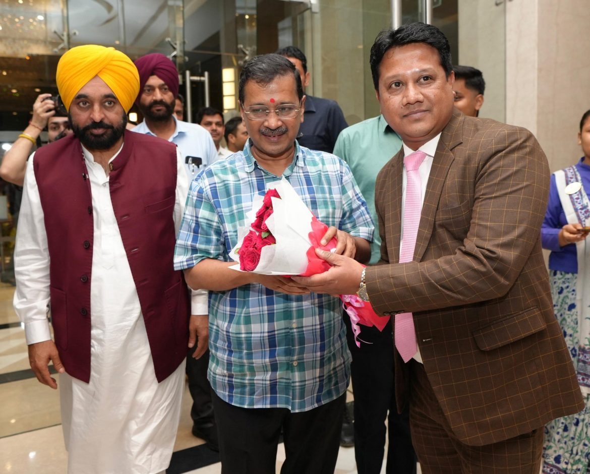 AAP राष्ट्रीय संयोजक अरविंद केजरीवाल और पंजाब के मुख्यमंत्री भगवंत मान का राजकोट में आगमन