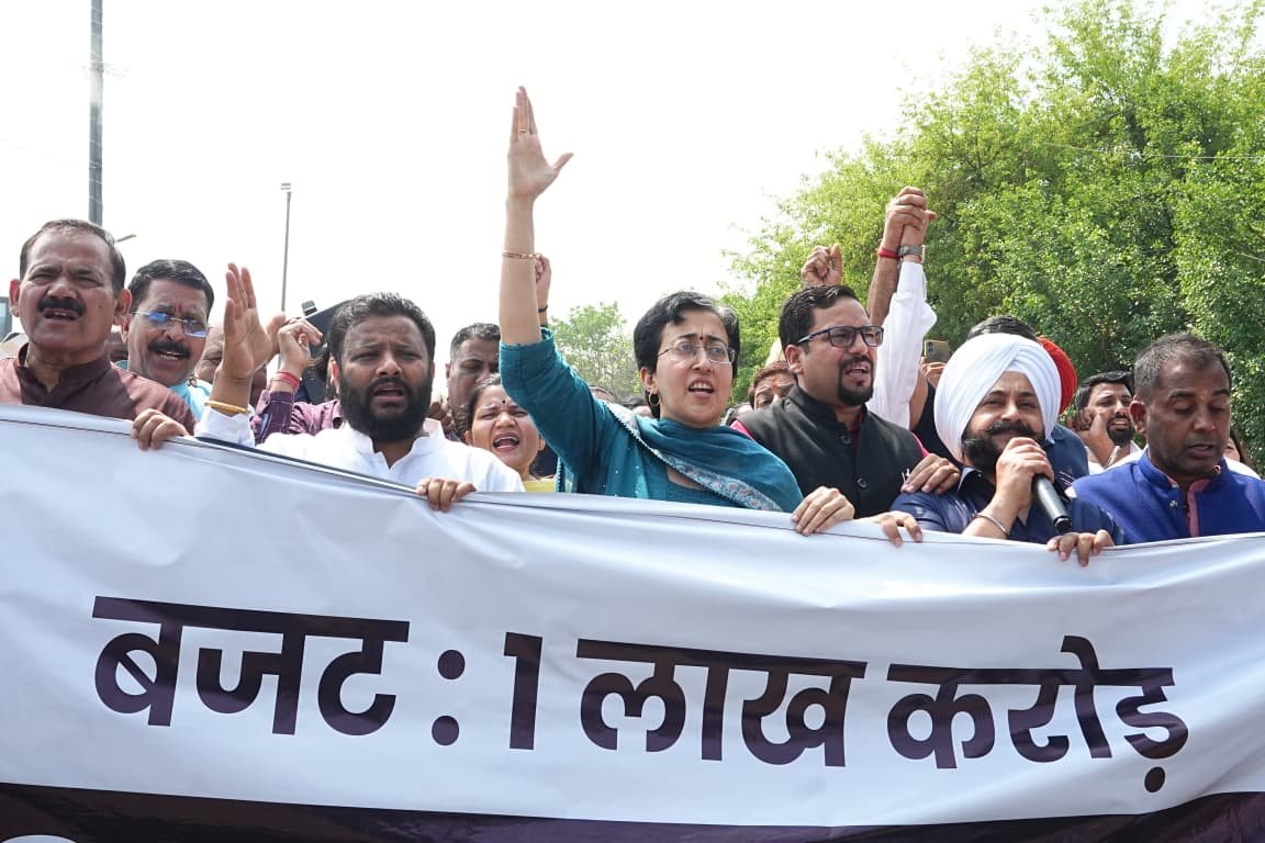 दिल्ली: पालम अग्निकांड के बाद AAP नेताओं ने बीजेपी सरकार के ‘नक़मापन’ के खिलाफ किया जोरदार प्रदर्शन