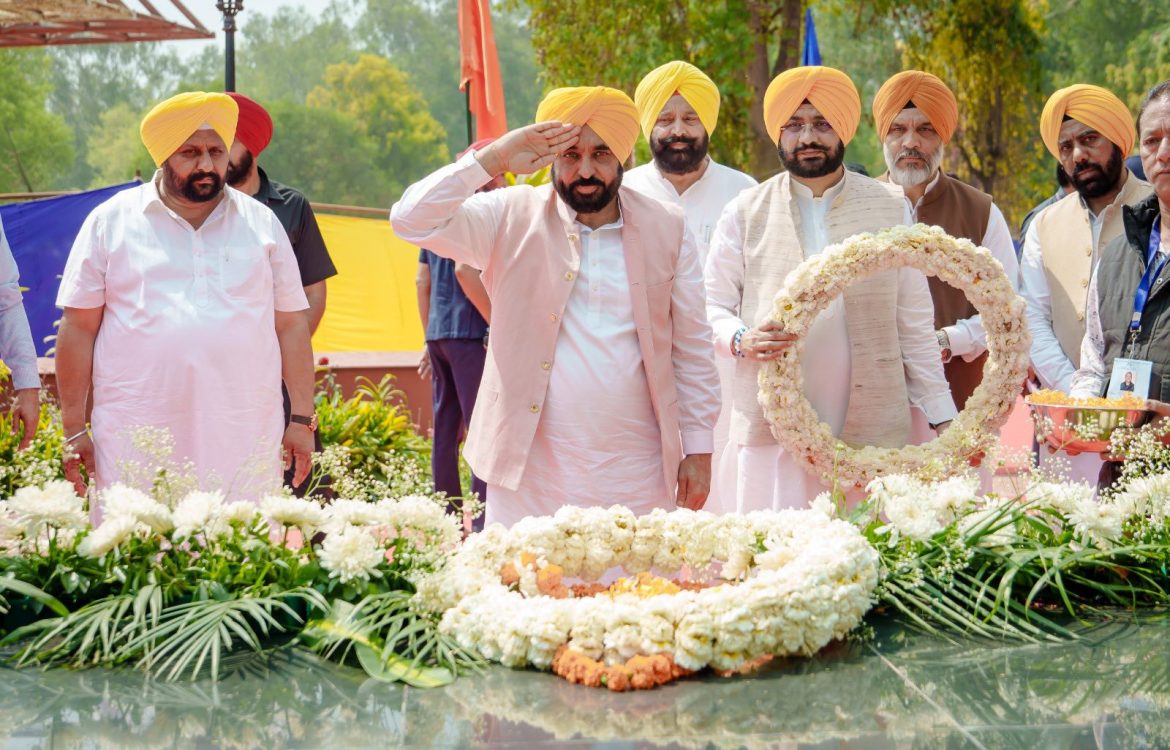AAP पंजाब मुख्यमंत्री भगवंत मान ने हुसैनीवाला में शहीद भगत सिंह, राजगुरु और सुखदेव को अर्पित की श्रद्धांजलि