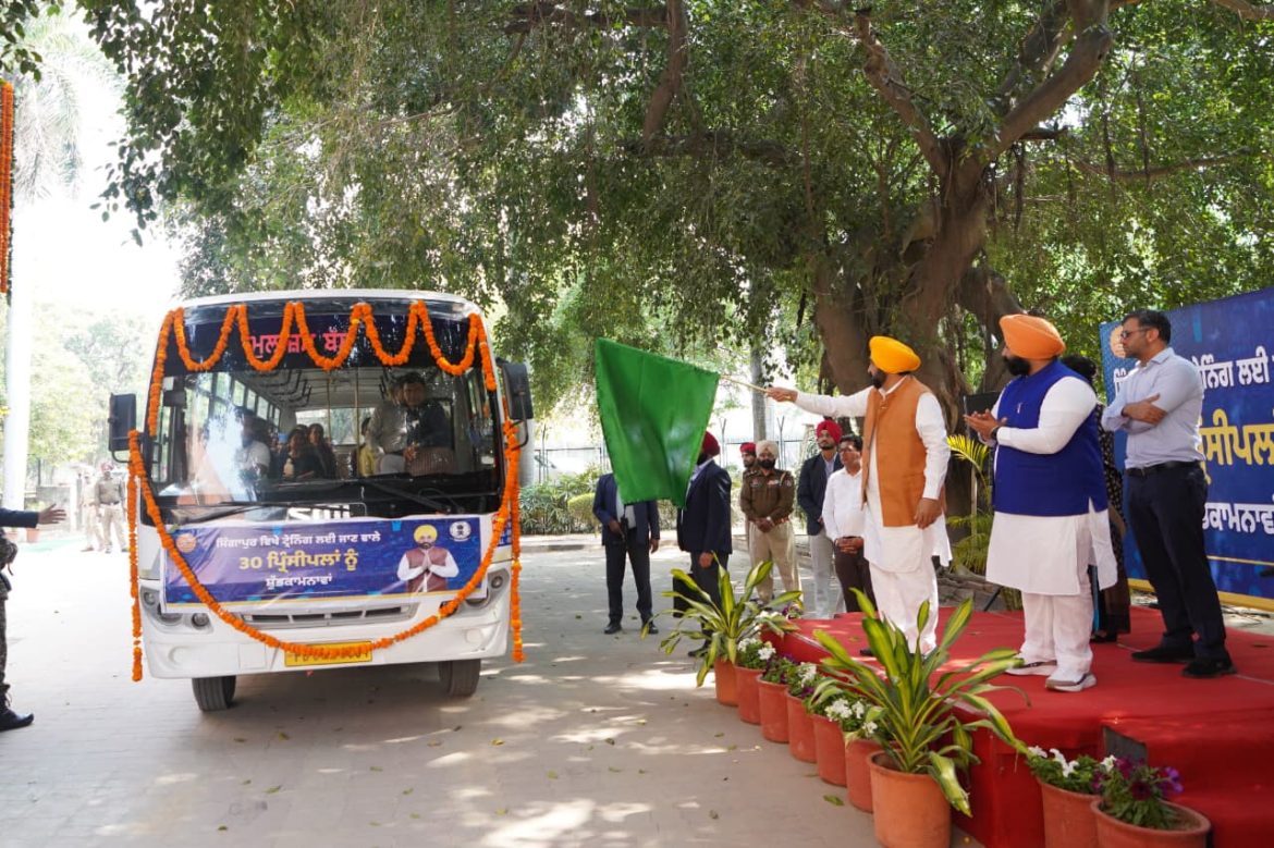 मुख्यमंत्री भगवंत मान की शिक्षा क्रांति: 30 सरकारी स्कूल प्रिंसिपल्स सिंगापुर प्रशिक्षण के लिए रवाना