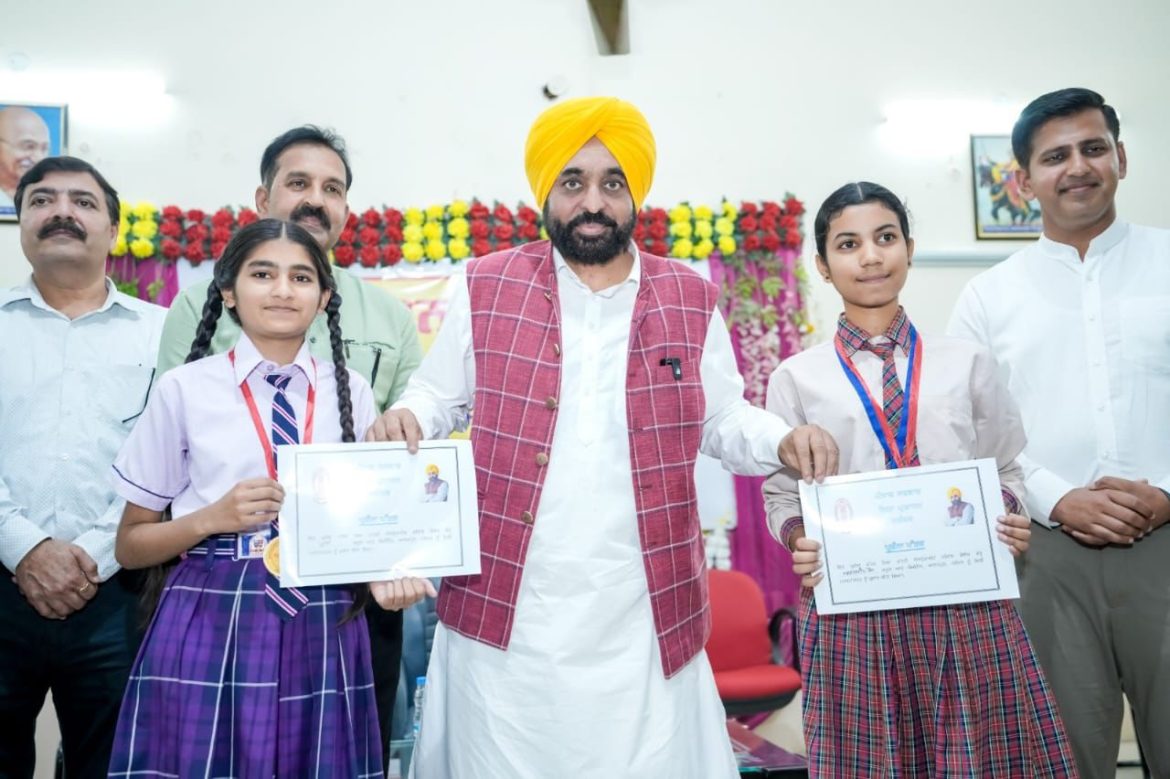 मुख्यमंत्री भगवंत सिंह मान ने आदमपुर स्कूल ऑफ एमिनेंस में विद्यार्थियों से की मुलाकात, शिक्षा को बताया असमानता दूर करने का साधन
