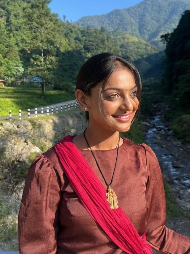 वायरल गर्ल मोनालिसा ने परिवार के खिलाफ जाकर की मुस्लिम बॉयफ्रेंड से शादी