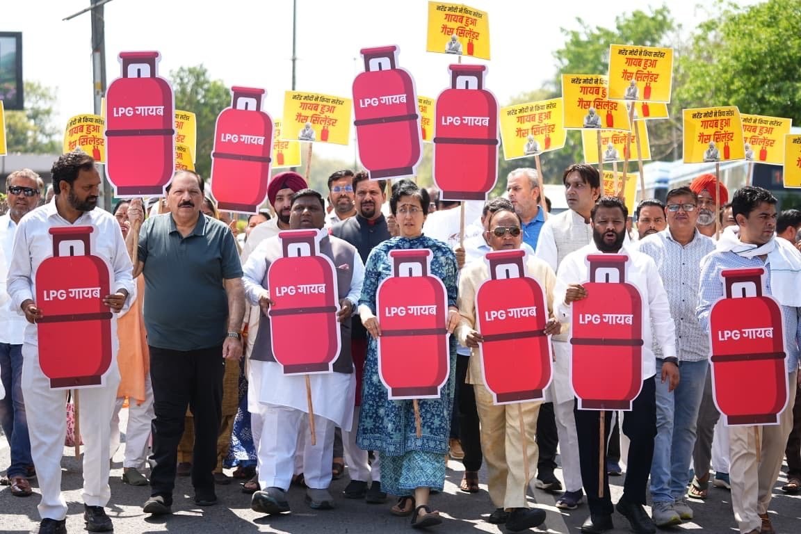 गैस सिलेंडर की किल्लत पर आतिशी ने सड़क पर उतरकर भाजपा सरकार की नाकामियों को किया उजागर
