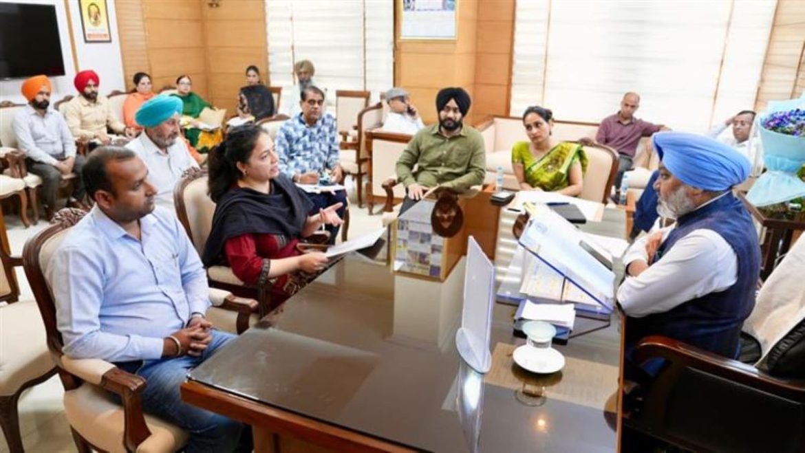 पंजाब सरकार ने श्रमिकों की लंबित मांगों को हल करने के लिए वित्त मंत्री हरपाल सिंह चीमा के नेतृत्व में बैठकें कीं