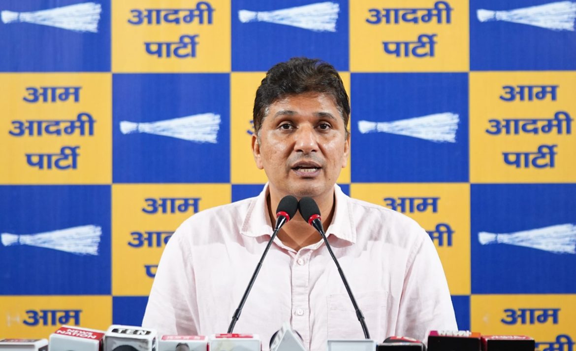 पालम अग्निकांड: AAP ने दिल्ली विधानसभा के बाहर मृतकों को दी श्रद्धांजलि, सरकार पर उठाए सवाल