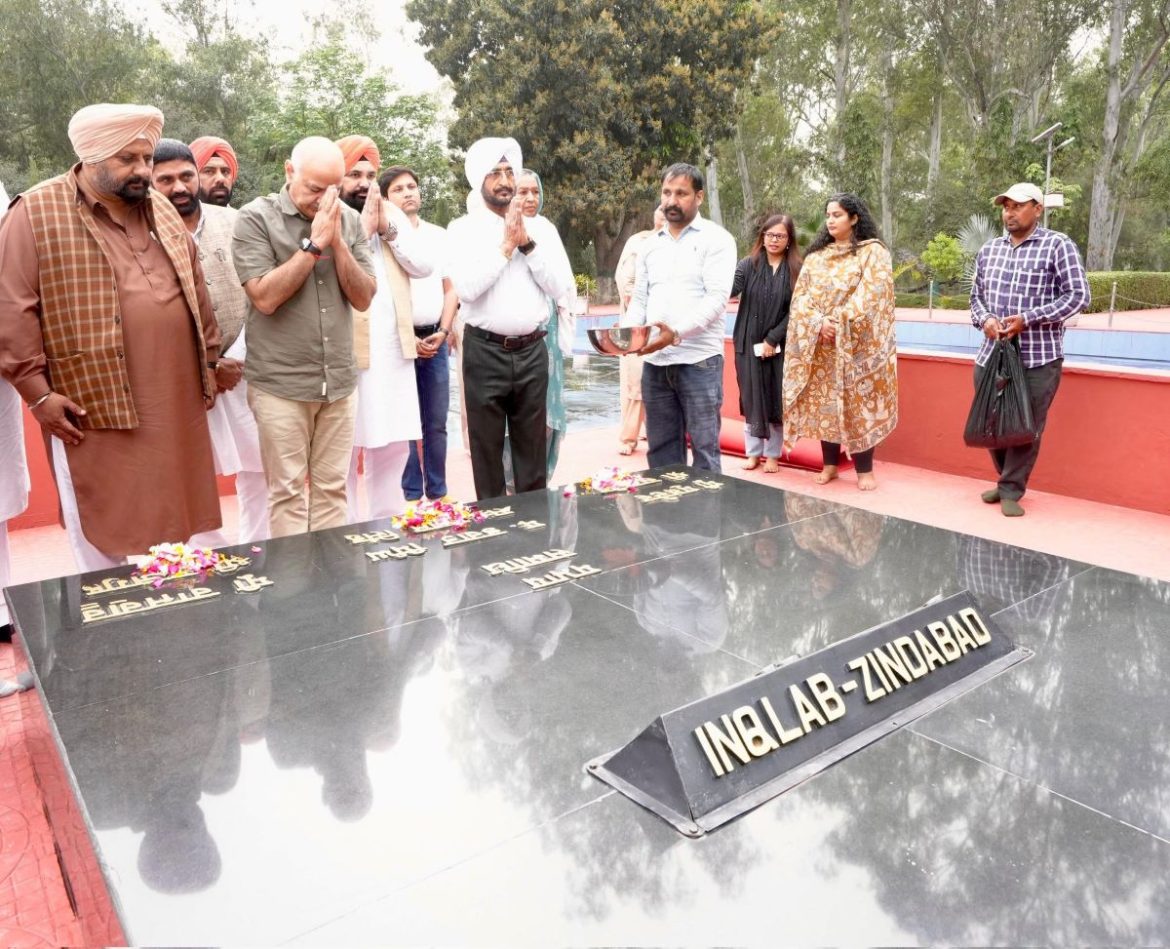 मनीष सिसोदिया ने हुसैनीवाला में शहीद भगत सिंह, सुखदेव और राजगुरु को किया नमन