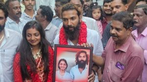 वायरल गर्ल मोनालिसा के मुस्लिम पति ने साझा की अपनी लव स्टोरी, बताया कैसे हुई शादी - ‘6 महीने = 60 साल का प्यार’