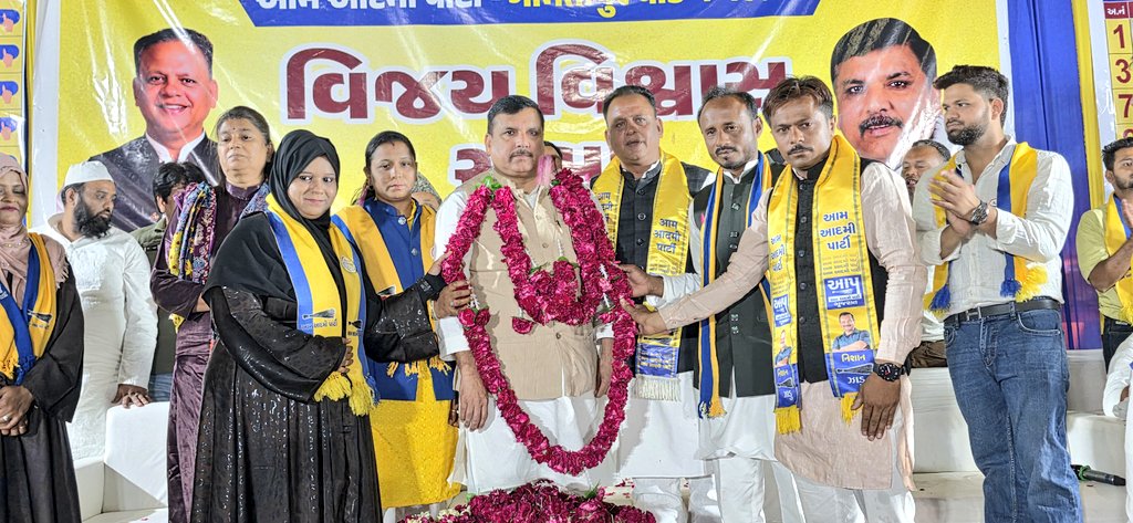 AAP के राज्यसभा सांसद संजय सिंह का अहमदाबाद एयरपोर्ट पर आगमन