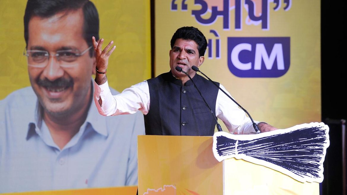 गुजरात में फर्जी मामलों का विरोध करने पर AAP अध्यक्ष इसूदान गढ़वी गिरफ्तार, विपक्षी नेताओं में रोष