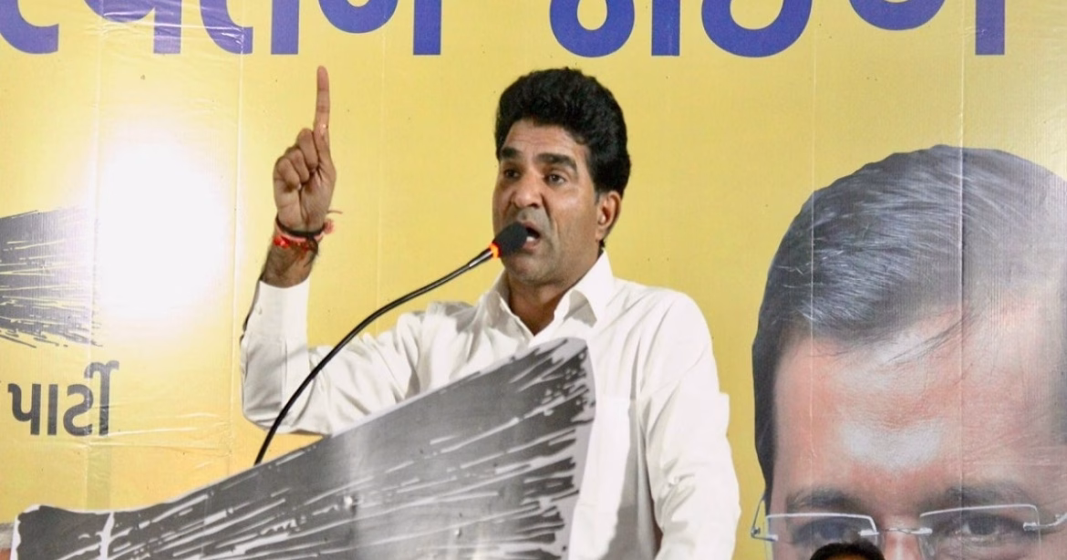 गिरफ्तारी के बाद बाहर आकर AAP नेता इसुदान गढवी ने भाजपा सरकार पर किए प्रहार