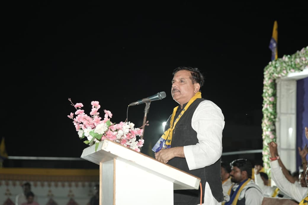 AAP सांसद संजय सिंह ने सूरत में आयोजित "विजय विश्वास सभा" में दिया नारा, “पैसा पर न दारू पर, बटन दबाओ झाड़ू पर”