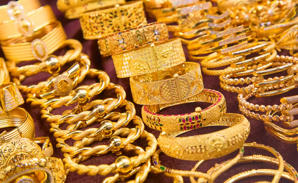 Gold Price Today: सोने-चांदी की कीमतों में गिरावट, शादी सीजन से पहले निवेशकों को मिला मौका, जानिए आज के ताजा रेट