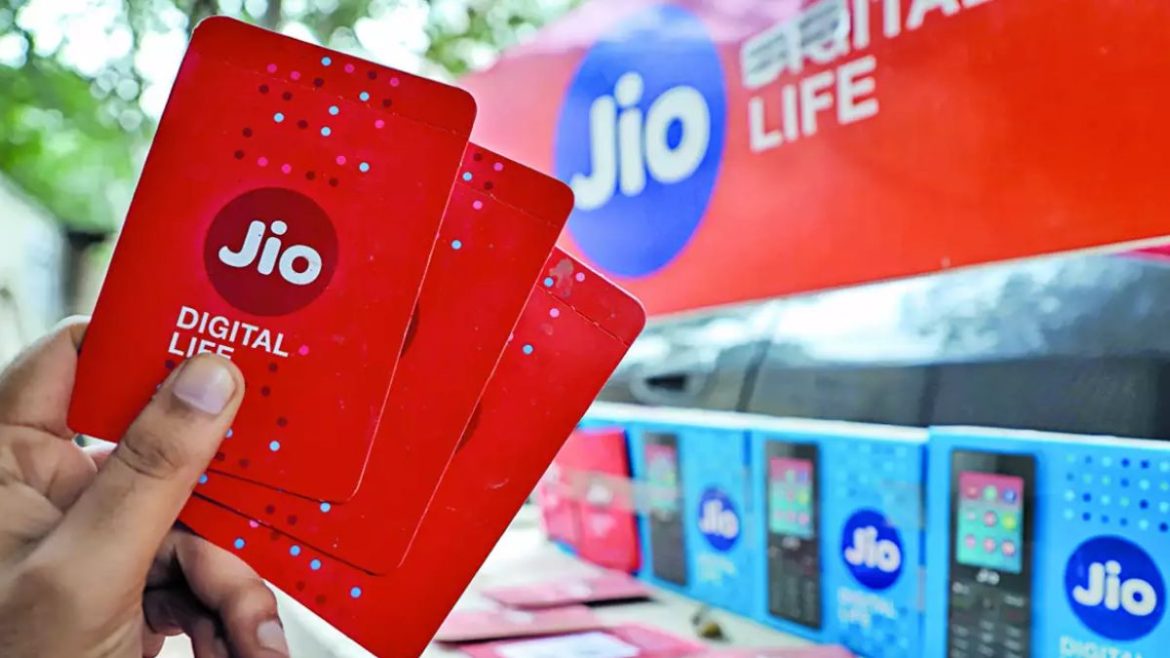 Jio Recharge Plan: 319 रुपये में 30 दिन की वैलिडिटी, जानें Airtel से कितना बेहतर है ये प्लान