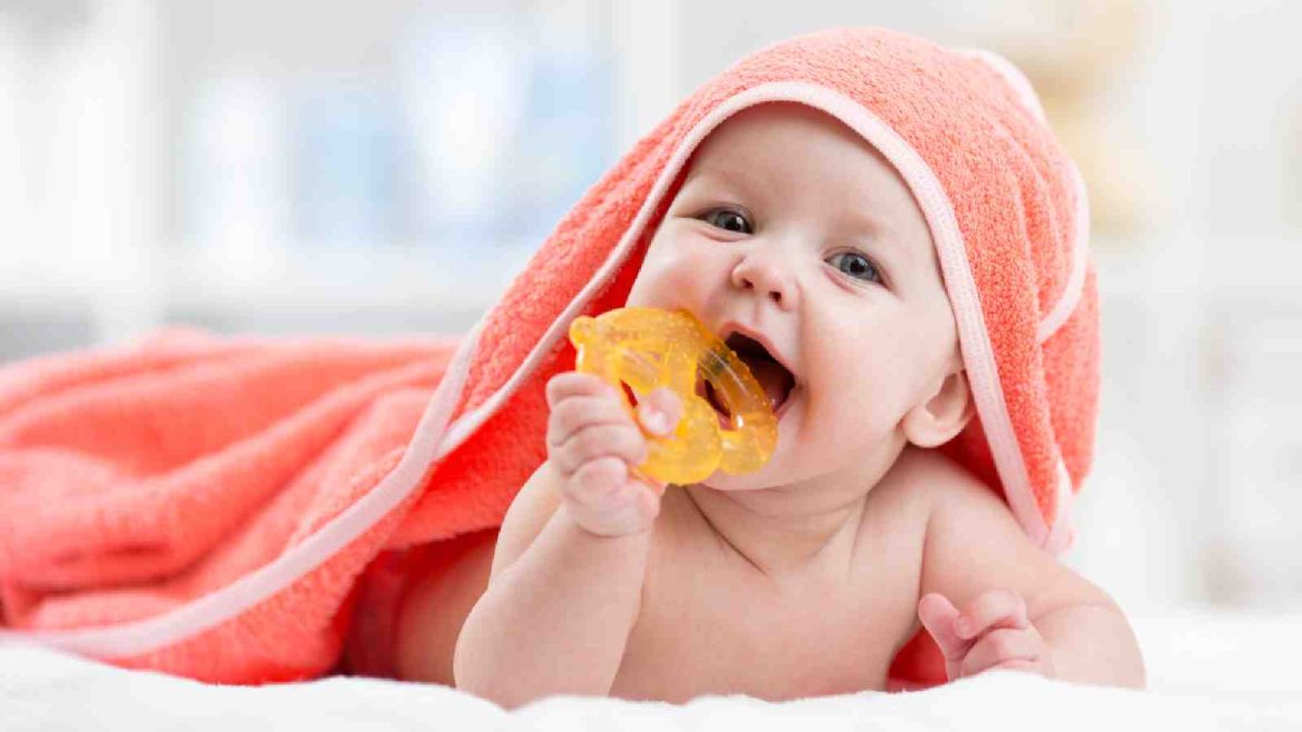 Teething in Babies: बच्चे के दांत निकलते समय बढ़ जाती है चिड़चिड़ाहट, जानें लक्षण और दर्द कम करने के आसान उपाय