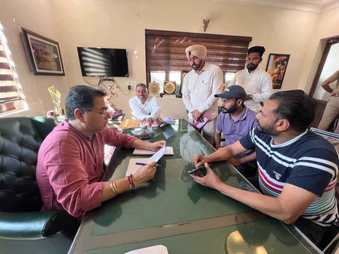 अमन अरोड़ा ने विधानसभा क्षेत्र के निवासियों से की संवाद बैठक, समस्याओं के त्वरित समाधान के दिए निर्देश