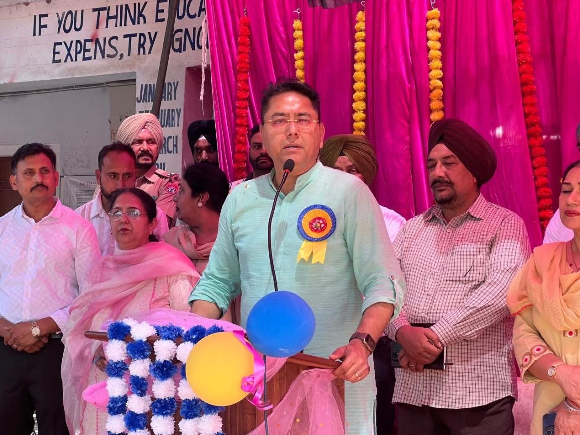 पंजाब शिक्षा में बड़ा कदम: कैबिनेट मंत्री अमन अरोड़ा ने सुनाम में अत्याधुनिक लैब्स का उद्घाटन किया और विकास अनुदान वितरित किए
