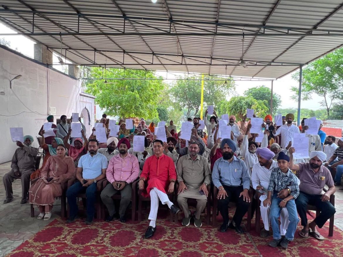 ‘मेरा घर मेरे नाम योजना' के तहत रेड लाइन क्षेत्र के गृहस्वामियों को मिला मालिकाना हक, मंत्री अमन अरोड़ा ने सूनाम में बांटे प्रॉपर्टी सर्टिफिकेट