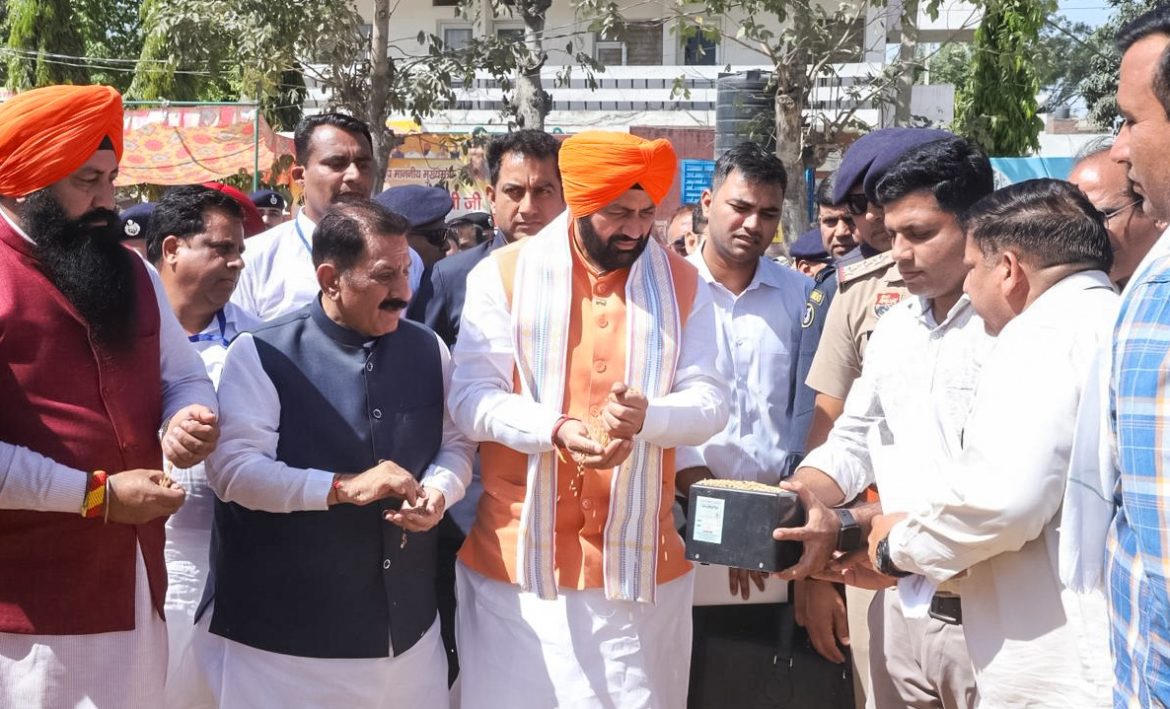 पिपली अनाज मंडी पहुंचे मुख्यमंत्री नायब सिंह सैनी, किसानों और व्यापारियों से किया संवाद, अधिकारियों को दिए निर्देश