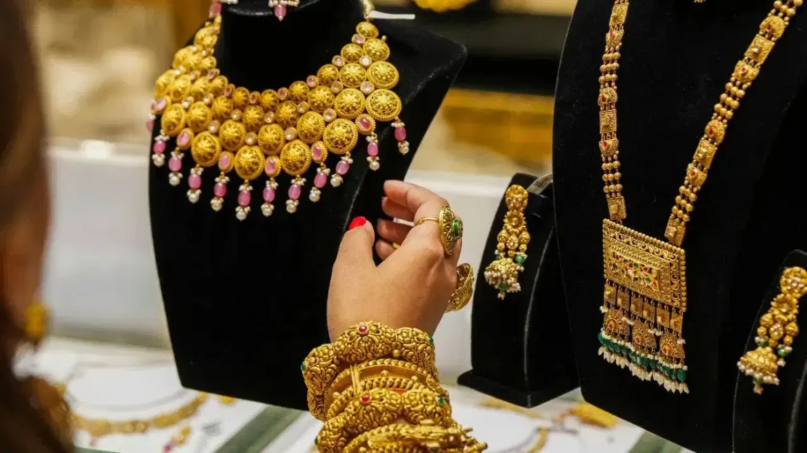 Gold Silver Price Today: लगातार दूसरे दिन गिरावट, चांदी 1300 रुपये टूटी, जानें आज के ताजा रेट