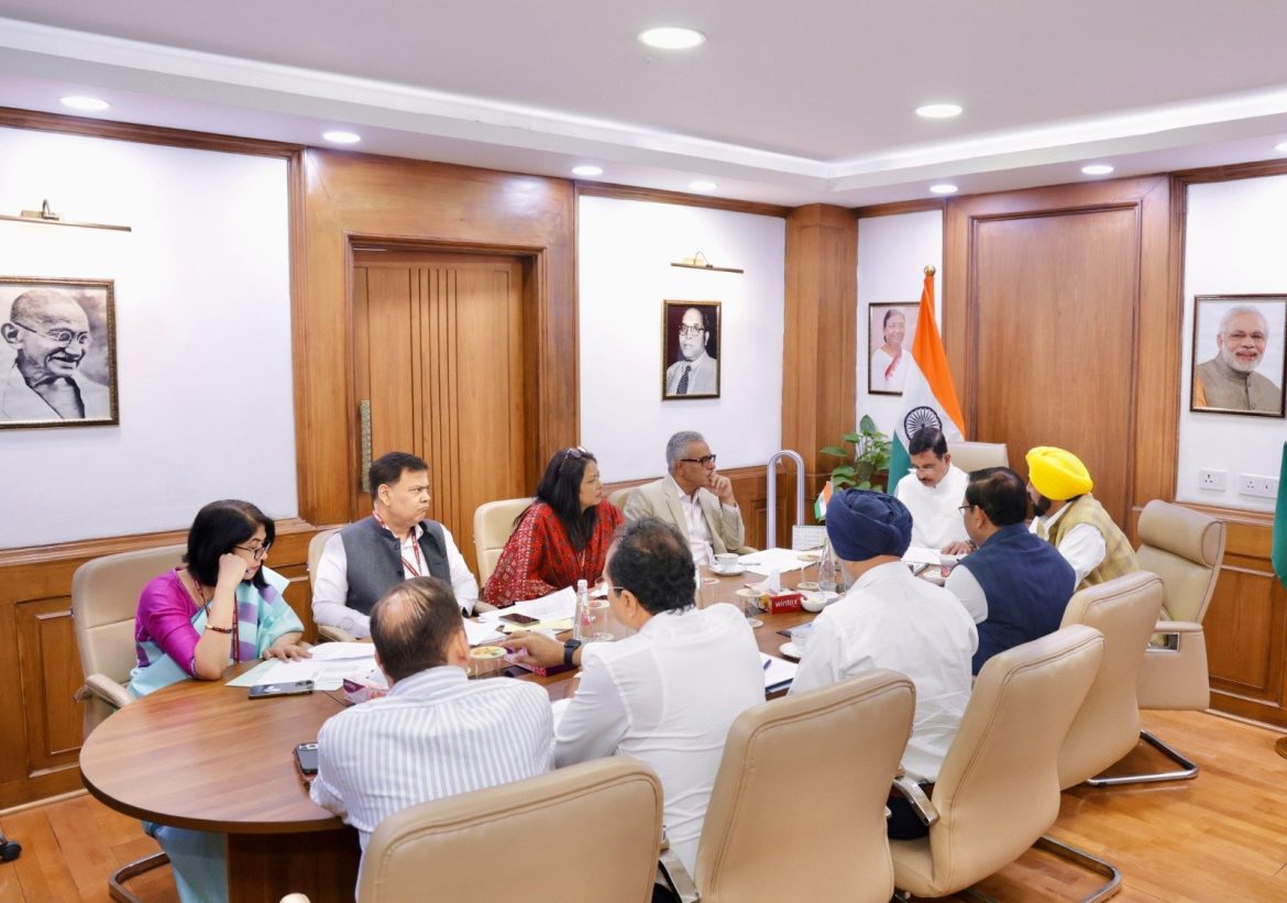 पंजाब के मुख्यमंत्री भगवंत मान ने दिल्ली में केंद्रीय मंत्री प्रह्लाद जोशी से की अहम बैठक, कई महत्वपूर्ण मुद्दों पर हुई चर्चा