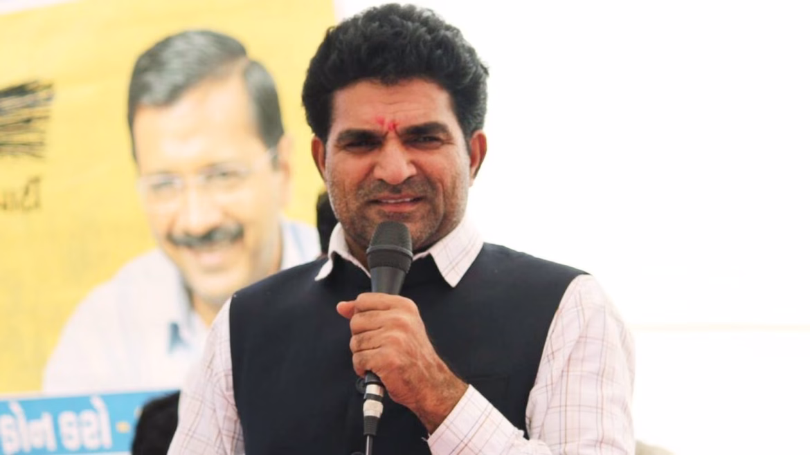 इसुदान गढवी की जनता से अपील: कंस और रावण जैसी सरकार को उखाड़ फेंकने के लिए 'झाड़ू' पर बटन दबाएं"