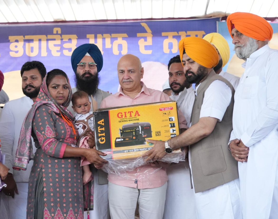 खासी कलां में AAP नेताओं की बड़ी रैली: युवाओं को खेल-किट और महिलाओं को सिलाई मशीनें वितरित