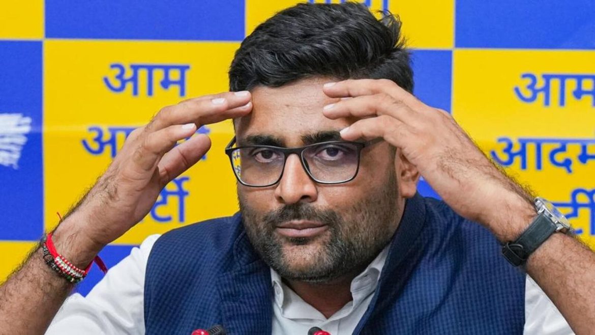 गुजरात में गोपाल इटालिया का आरोप: पुलिस के जरिए मां और परिवार को धमकाने का प्रयास, हर्ष संघवी पर निशाना