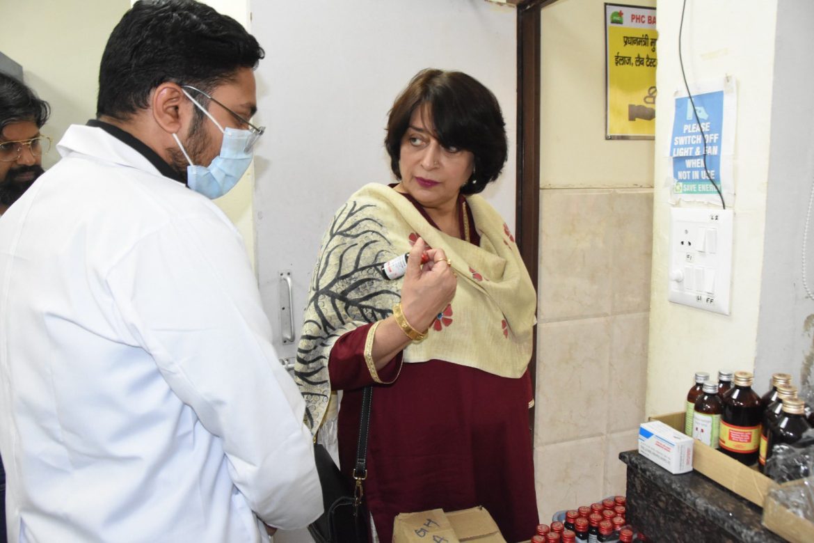 डॉ. सुमिता मिश्रा ने प्राथमिक स्वास्थ्य केंद्र का किया औचक निरीक्षण, स्वास्थ्य सेवाओं की समीक्षा की