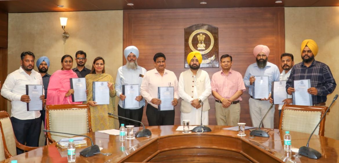 पंजाब सरकार का बड़ा फैसला: राजस्व विभाग के 23 अधिकारियों को पदोन्नति, पंजाब भवन चंडीगढ़ में सौंपे गए प्रमोशन लेटर