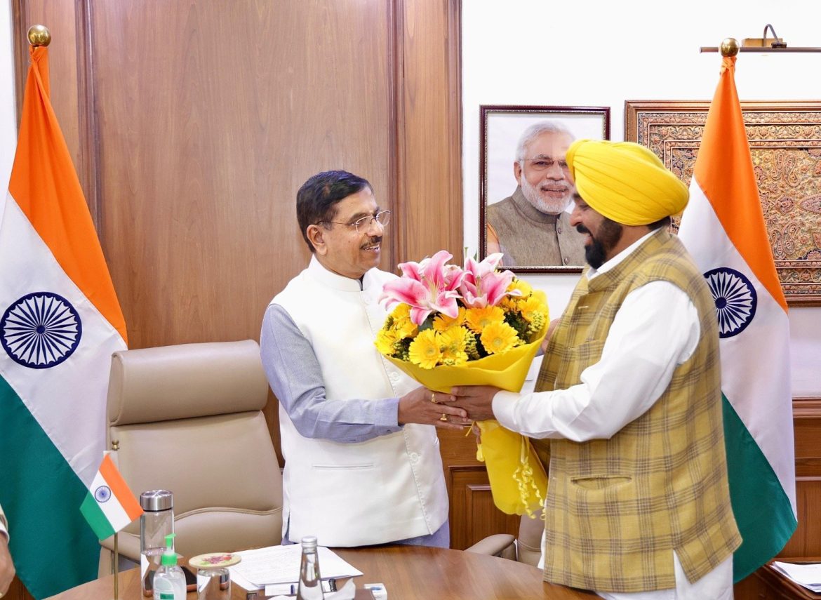 मुख्यमंत्री भगवंत मान ने दिल्ली में केंद्र से उठाए पंजाब के अहम मुद्दे, प्रहलाद जोशी से की मुलाकात