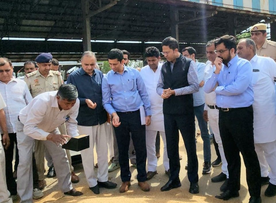 मोहना अनाज मंडी का निरीक्षण, किसानों की समस्याओं पर अधिकारियों ने लिया फीडबैक