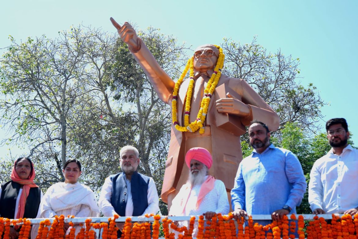 लाल चंद कटारूचक्क ने पठानकोट के मलिकपुर गोल चौक पर डॉ. भीमराव अंबेडकर की प्रतिमा का किया अनावरण