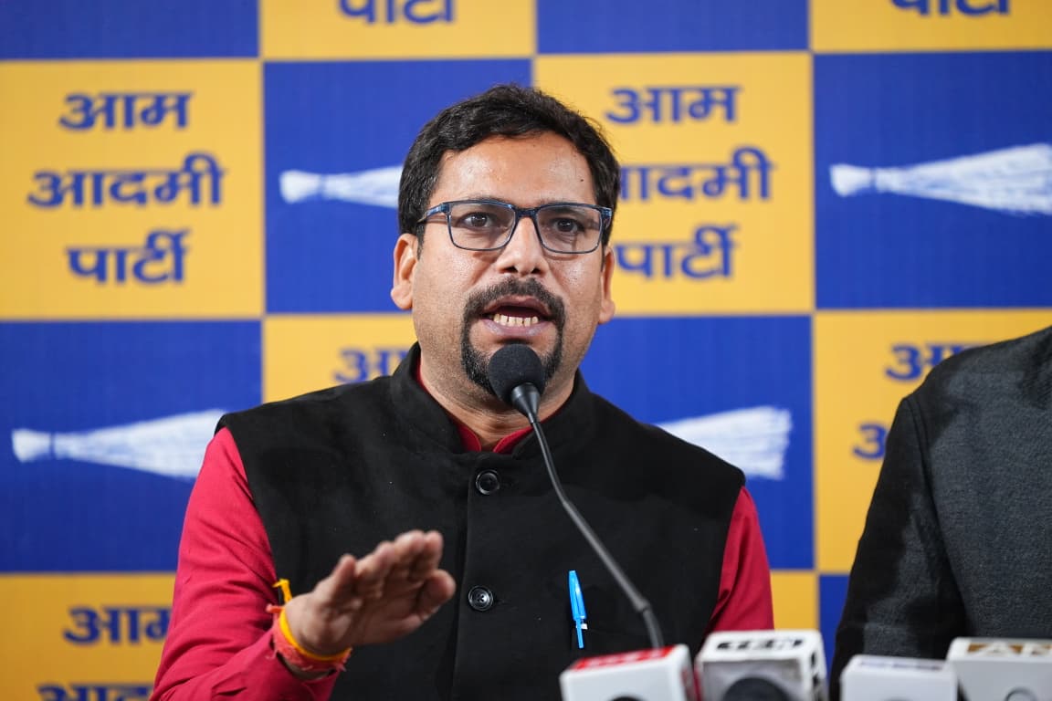 AAP विधायक संजीव झा ने पांडव परिवार से की मुलाकात, मुआवज़ा और नौकरी की मांग को लेकर सरकार पर उठाए सवाल