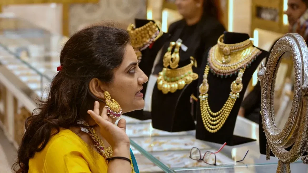 Gold Price Today: वैश्विक अनिश्चितताओं के बीच सोने-चांदी के दामों में उतार-चढ़ाव, चांदी 2600 रुपये टूटी; जानें आज का लेटेस्ट रेट