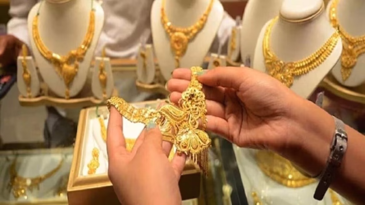 Gold-Silver Rate Today: सोने में नरमी, चांदी में लगातार मजबूती – जानें दिल्ली, मुंबई समेत बड़े शहरों के ताजा दाम