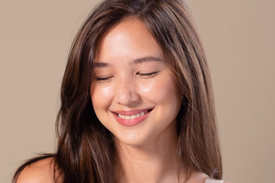 Healthy Skin Tips: बगैर मेकअप पाएं नेचुरल ग्लो: रोजाना 30 मिनट घास पर नंगे पैर चलने से 15 दिन में दिख सकता है असर