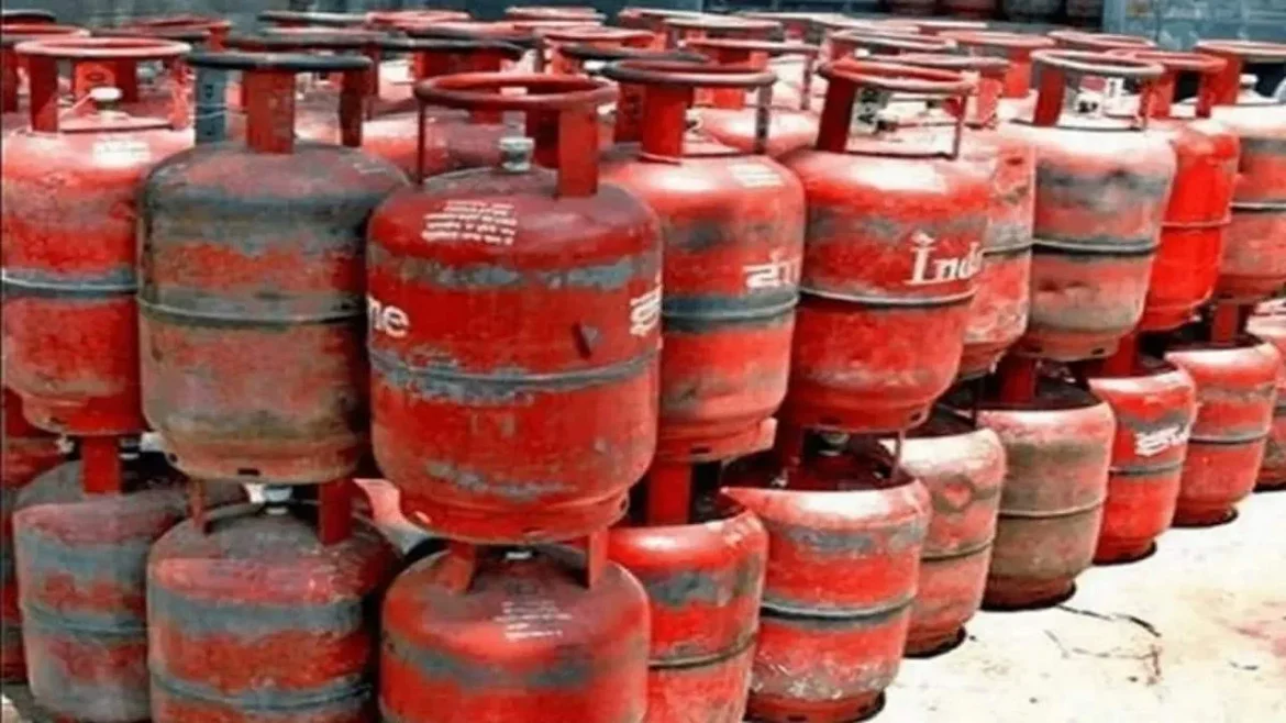 LPG Cylinder Price Today: कमर्शियल गैस सिलेंडर की कीमत में 993 रुपये की बढ़ोतरी, दिल्ली में 3071.50 रुपये तक पहुंचा रेट
