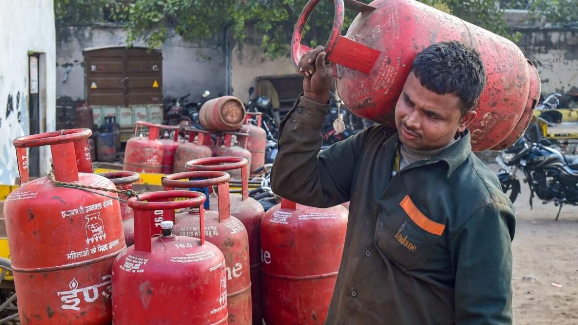LPG Price Today: घरेलू रसोई गैस हो सकती है महंगी, 40–50 रुपये तक बढ़ने की आशंका