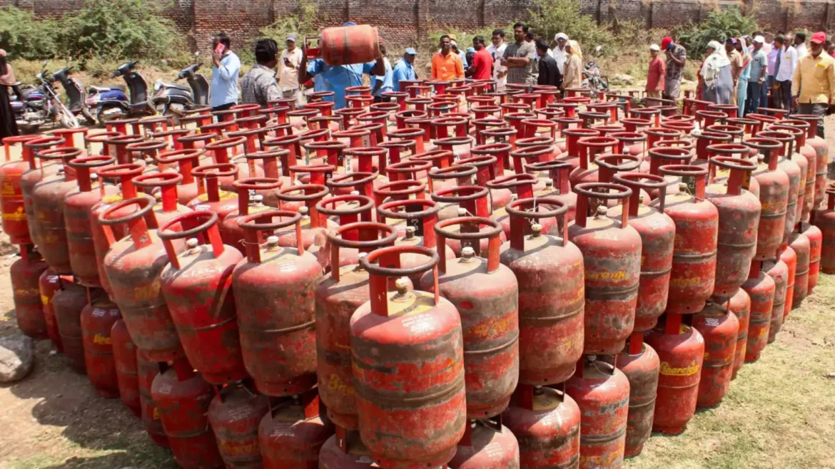 LPG कीमत अपडेट: पेट्रोल-डीजल के बाद क्या घरेलू सिलेंडर होंगे महंगे? जानें आज के रेट