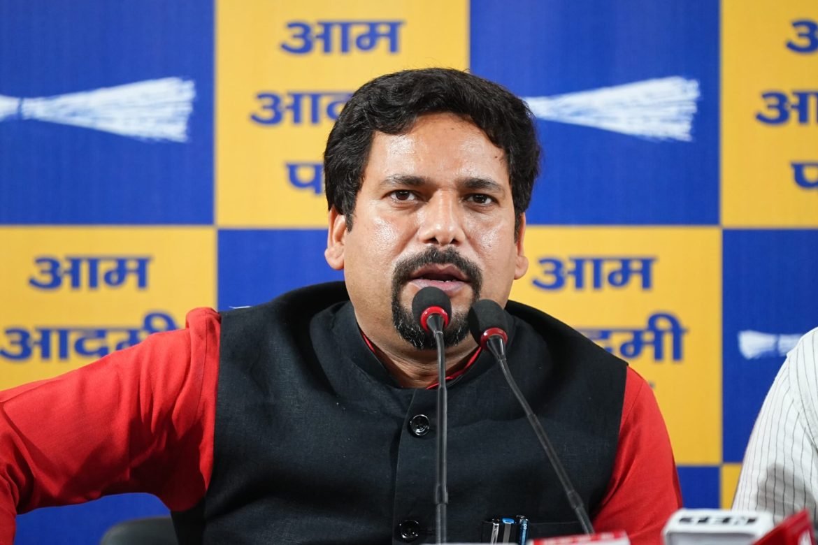 NEET 2026 पेपर लीक: संजीव झा का केंद्र पर तीखा हमला - "मेहनत बच्चों की, मलाई पेपर माफिया की, क्या यही है विकसित भारत?"
