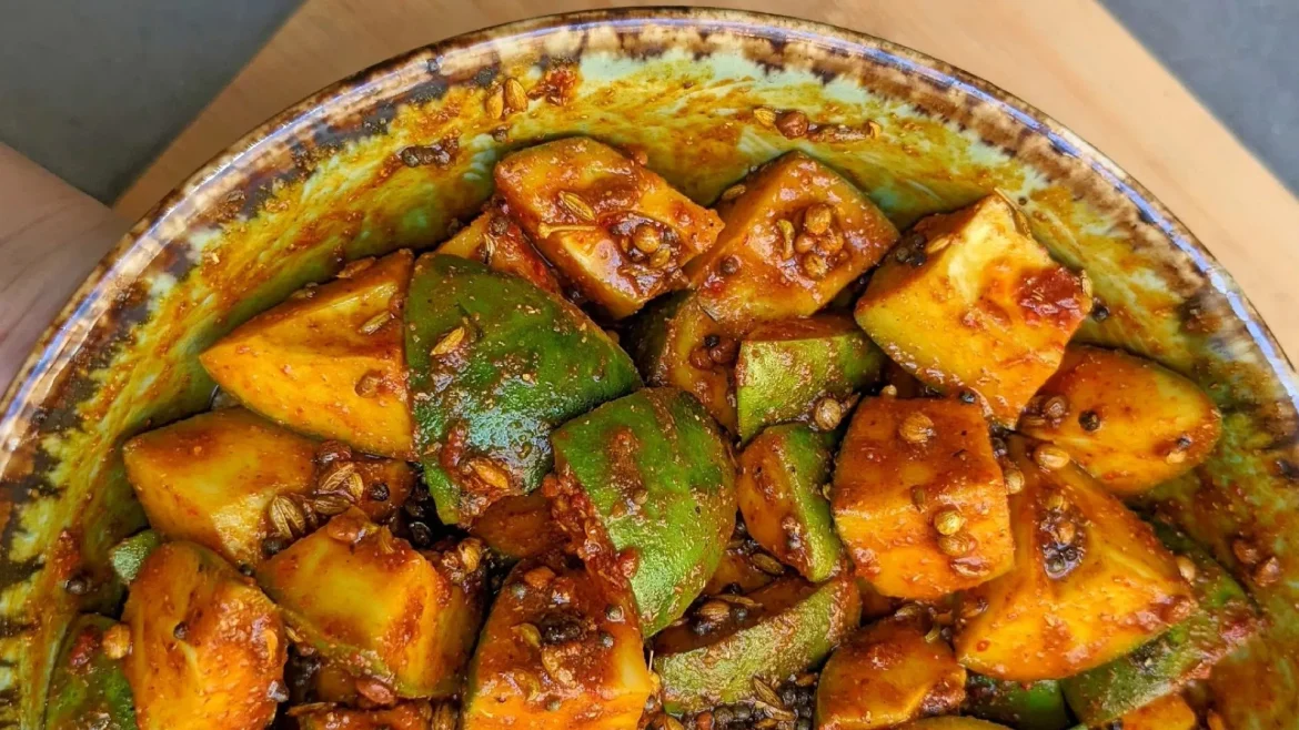 Pickle Mold Prevention: अचार में फफूंदी क्यों लगती है और इसे कैसे रोकें, जानें आसान तरीके