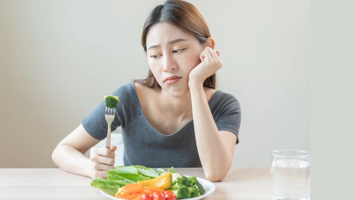 Summer Health Tips: गर्मियों में भूख कम लगना कितना सामान्य है और कब बन सकता है खतरा?