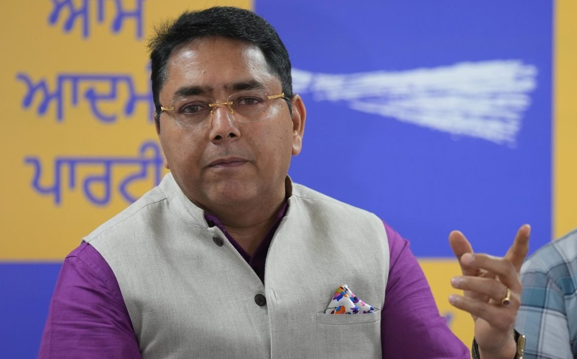 ईंधन कीमतों में बढ़ोतरी पर भड़के अमन अरोड़ा, बोले- आम जनता पर बढ़ रहा बोझ